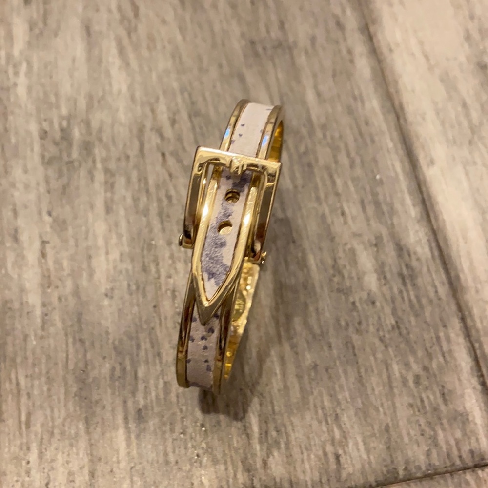 Buckle bracelet-gold w blue leather-like accent